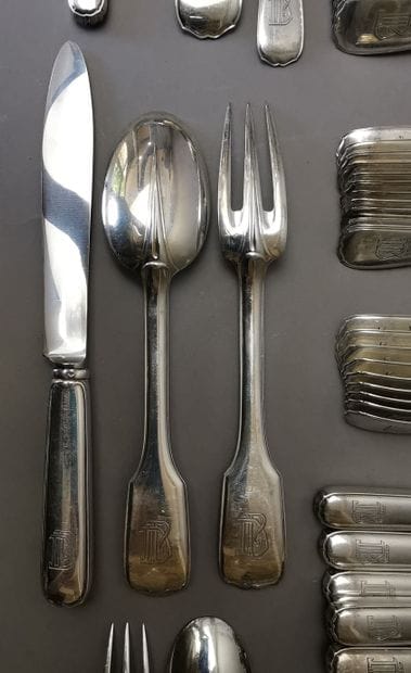 MENAGERE DE TABLE en argent de 78 pièces....