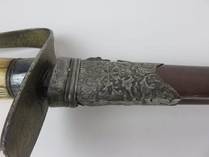 SABRE INDOCHINOIS. Poignée en os sculpté...