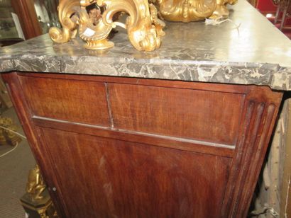 COMMODE en acajou massif. Elle ouvre à cinq...