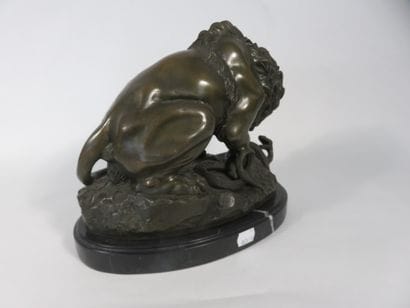 D'après Antoine-Louis BARYE 

Lion et serpent

Bronze...