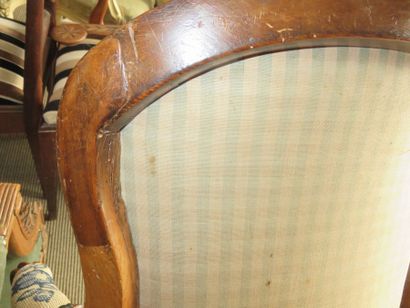 FAUTEUIL en hêtre mouluré et sculpté. Estampillé...