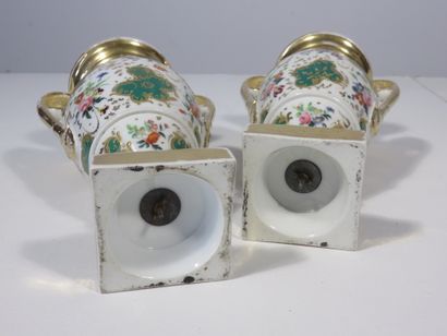 PAIRE DE VASES en porcelaine à décor polychrome...
