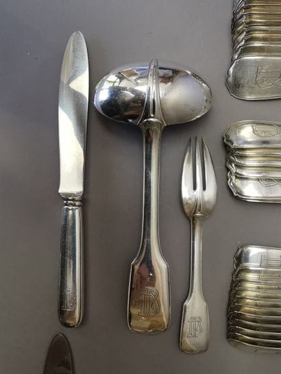 MENAGERE DE TABLE en argent de 78 pièces....