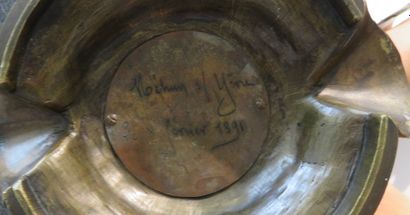 POT COUVERT en bronze, le corps figurant...