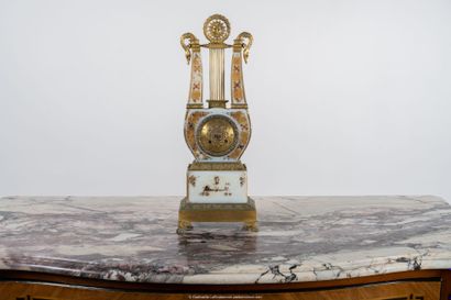 PENDULE LYRE en opaline peinte et dorée,...