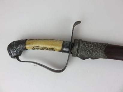 SABRE INDOCHINOIS. Poignée en os sculpté...
