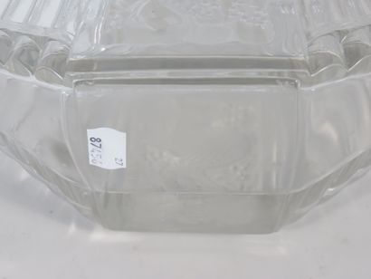 R. LALIQUE France

Vase Pan

Coupe en verre...