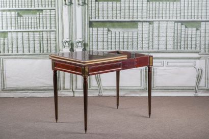 TABLE A JEUX en acajou à filets et moulures...