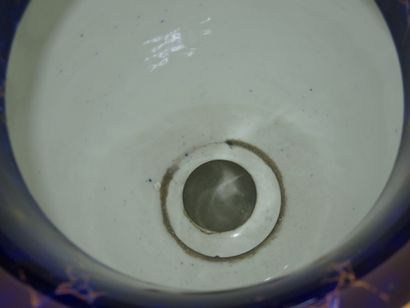 PAIRE DE VASES en porcelaine polychrome et...