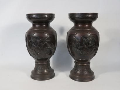 EXTREME-ORIENT

Paire de vases en bronze...