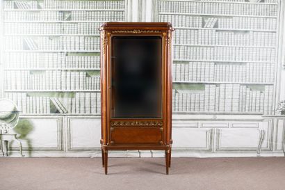 VITRINE en acajou et placage d'acajou. Ouvre...