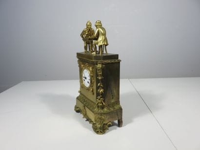 PENDULE en bronze ciselé et doré, le mouvement...