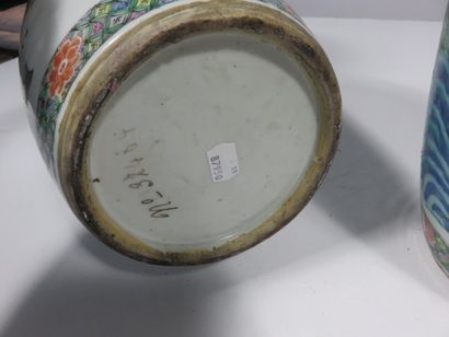 CHINE - XIXe siècle

Paire de vases en porcelaine...