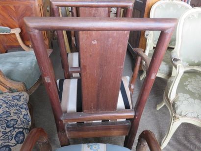 SUITE DE SIX FAUTEUILS en acajou à décor...