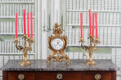 PENDULE ET PAIRE DE CANDELABRES en bronze...