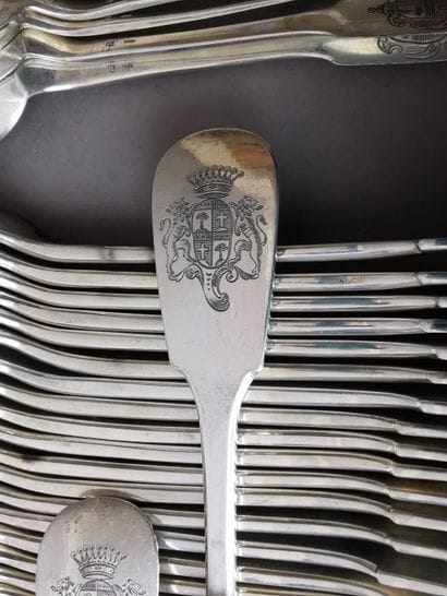 SERIE DE TRENTE CINQ COUVERTS ET UNE FOURCHETTE...