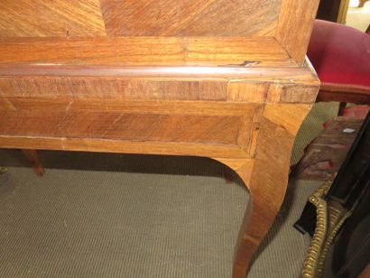 BUREAU DE PENTE en placage de palissandre....