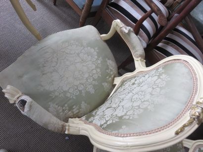 SUITE DE QUATRE FAUTEUILS CABRIOLET en bois...