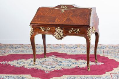 BUREAU de PENTE en marqueterie dans un médaillon...