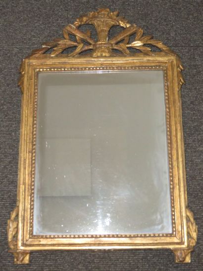MIROIR à cadre en bois et stuc doré, à décor...