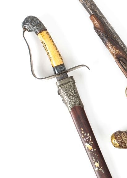 SABRE INDOCHINOIS. Poignée en os sculpté...