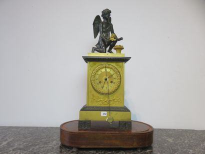 PENDULE BORNE en bronze doré et patiné. A...