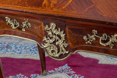 BUREAU de PENTE en marqueterie dans un médaillon...