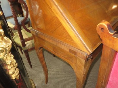 BUREAU DE PENTE en placage de palissandre....