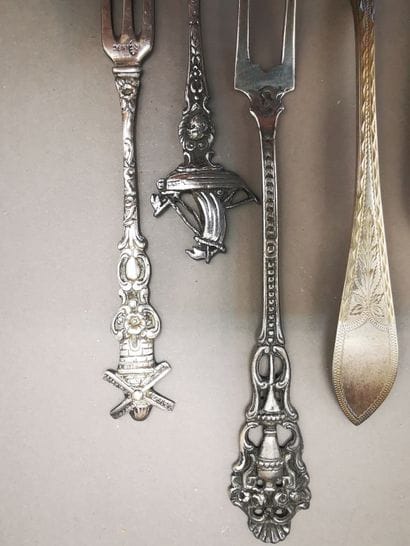 LOT DE TREIZE CUILLERS ET TROIS FOURCHETTES...