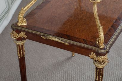TABLE A THE en marqueterie de satiné en damiers,...