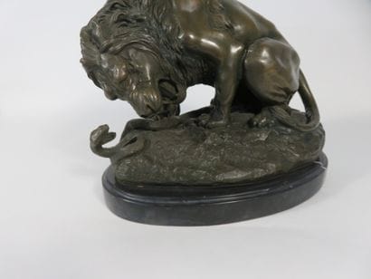 D'après Antoine-Louis BARYE 

Lion et serpent

Bronze...