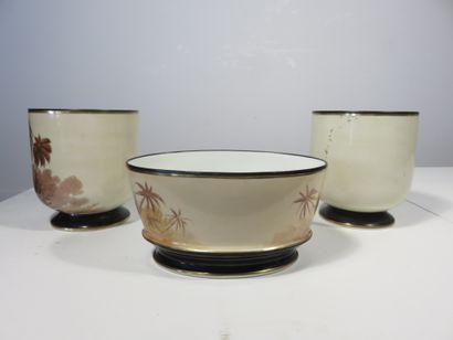PAIRE DE CACHE-POTS ET JARDINIERE en porcelaine...