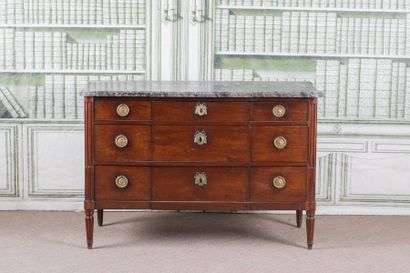 COMMODE en acajou massif. Elle ouvre à cinq...