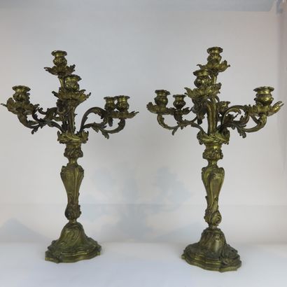 PAIRE D'IMPORTANTS CANDELABRES en bronze...