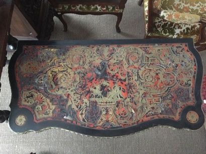 TABLE A JEUX en marqueterie Boulle de laiton...