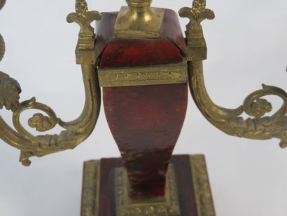 GARNITURE DE CHEMINEE comprenant une pendule...