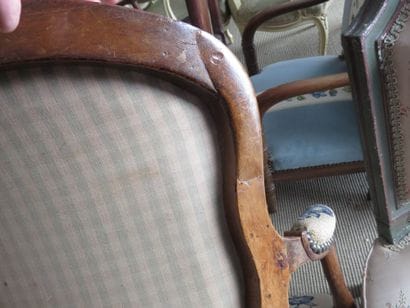 FAUTEUIL en hêtre mouluré et sculpté. Estampillé...