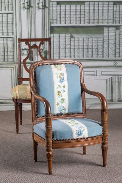 FAUTEUIL D'ENFANT en acajou massif, accotoirs...