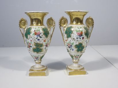 PAIRE DE VASES en porcelaine à décor polychrome...