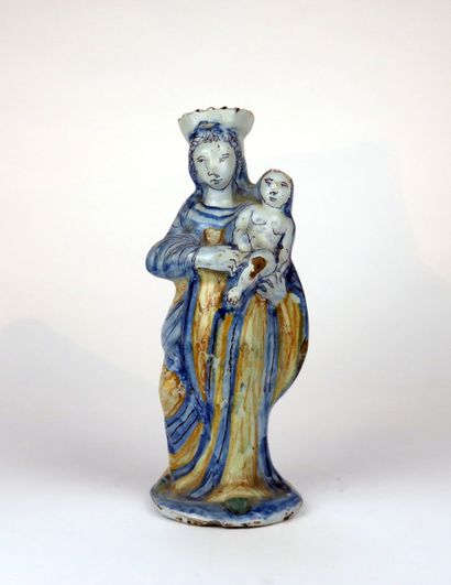NEVERS

Vierge à l'Enfant en faïence à décor...