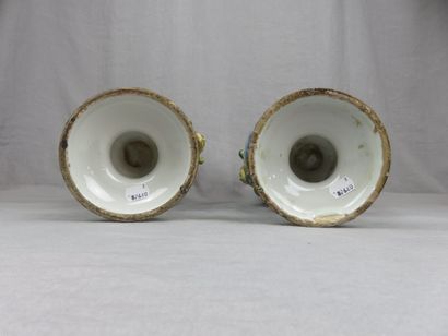PAIRE DE GRANDS VASES en faïence à décor...