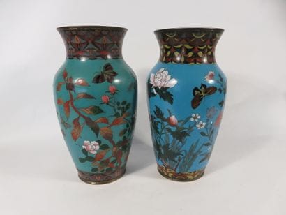 EXTREME-ORIENT

Deux vases en bronze cloisonné...