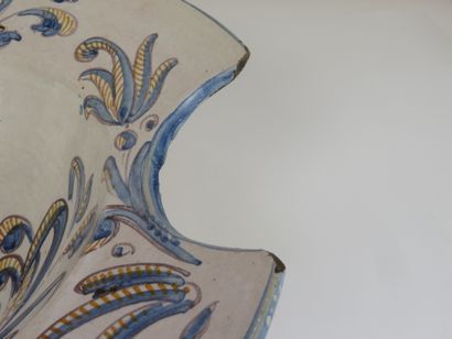 ESPAGNE, Talavera

Plat à barbe en faïence...