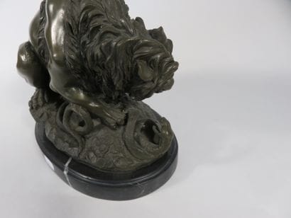 D'après Antoine-Louis BARYE 

Lion et serpent

Bronze...