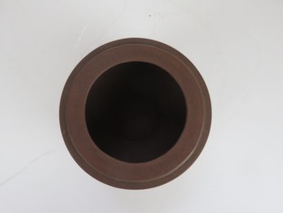 CHINE, Yixing - XXe siècle

Pot couvert et...
