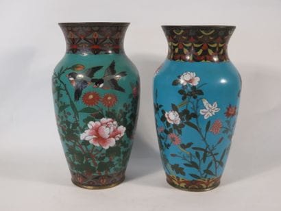 EXTREME-ORIENT

Deux vases en bronze cloisonné...