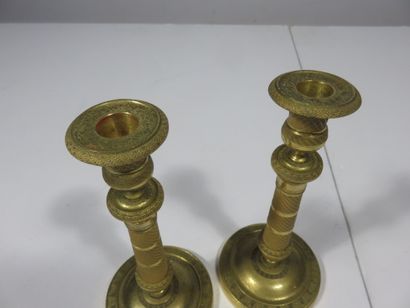 PAIRE DE BOUGEOIRS en bronze ciselé et doré,...