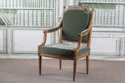 FAUTEUIL à dossier à la Reine en hêtre mouluré...