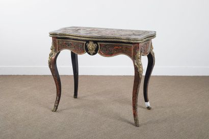 TABLE A JEUX en marqueterie Boulle de laiton...