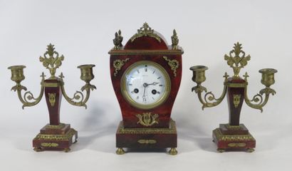 GARNITURE DE CHEMINEE comprenant une pendule...